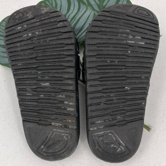 AND1 Black White Hook And Loop Lightweight Slip On Youth Slide Sandal Shoes - Picture 3 of 8